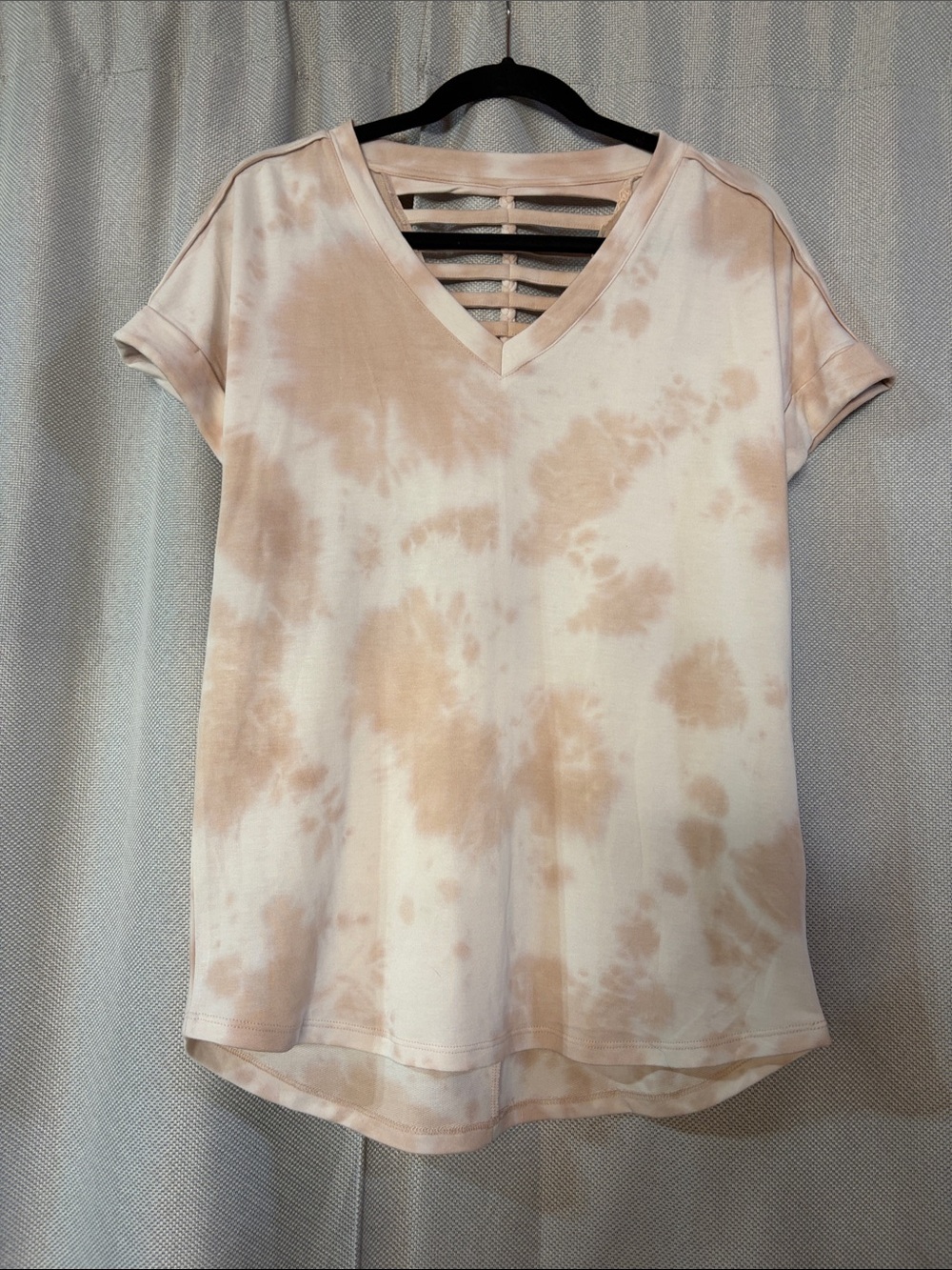Cupio Short Sleeve V-Neck Tie-Dye Top in Cream and Light Tan